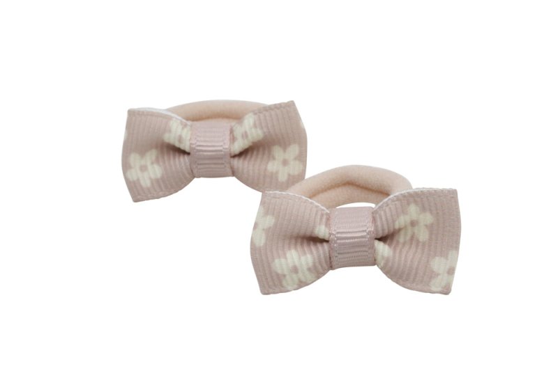 Kleine elastiekjes met mini strikjes – vanillebruin met creme bloemetje - Staartjes en Strikjes