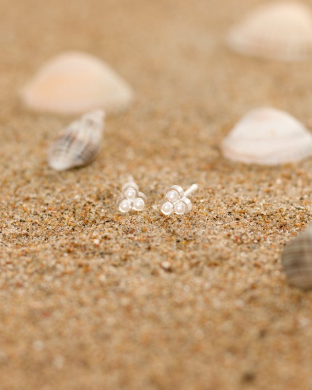 Oorbellen Blomdahl medical plastic klavertje met pareltjes – wit - Staartjes en Strikjes
