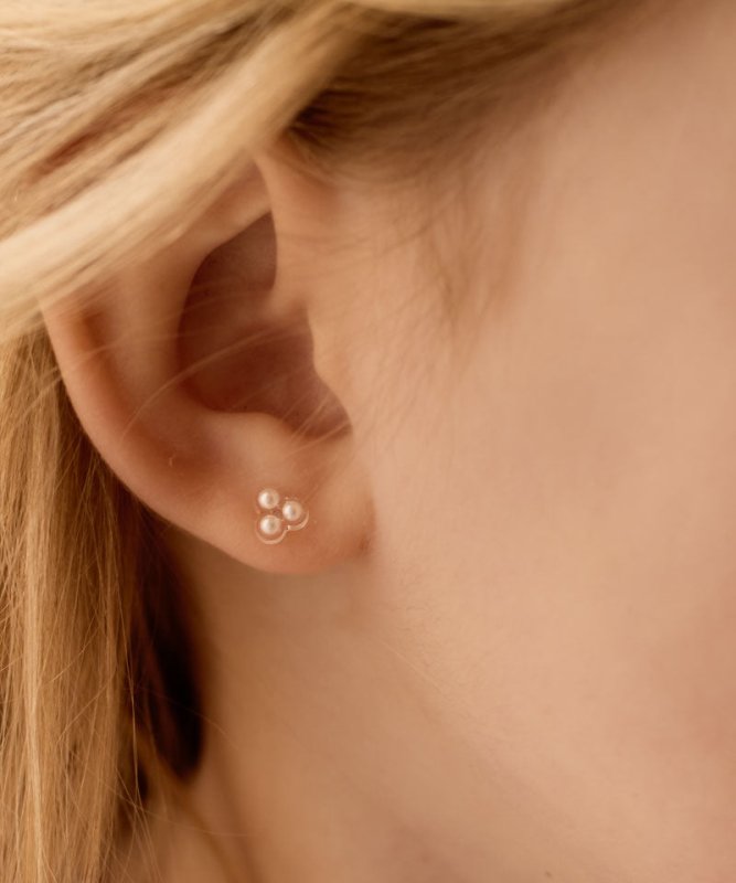 Oorbellen Blomdahl medical plastic klavertje met pareltjes – wit - Staartjes en Strikjes