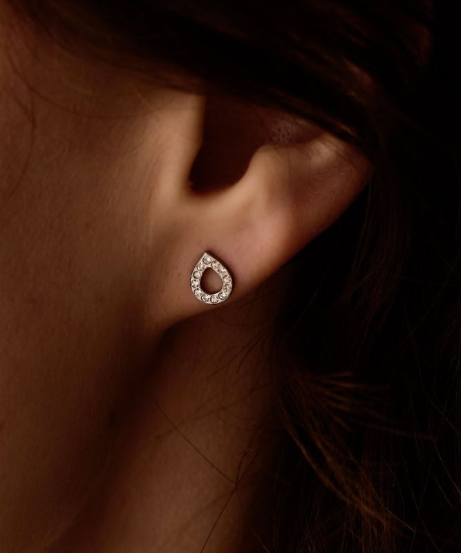 Oorbellen Blomdahl titanium druppelvorm met kristalletjes – 8 mm - Staartjes en Strikjes