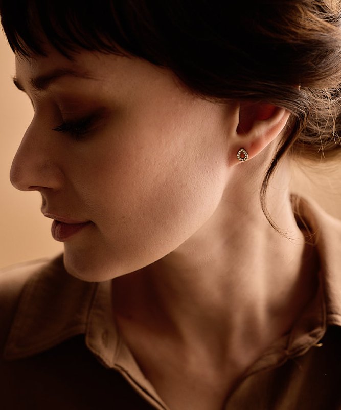 Oorbellen Blomdahl titanium goudkleurig druppelvormig met kristalletjes – 8 mm - Staartjes en Strikjes