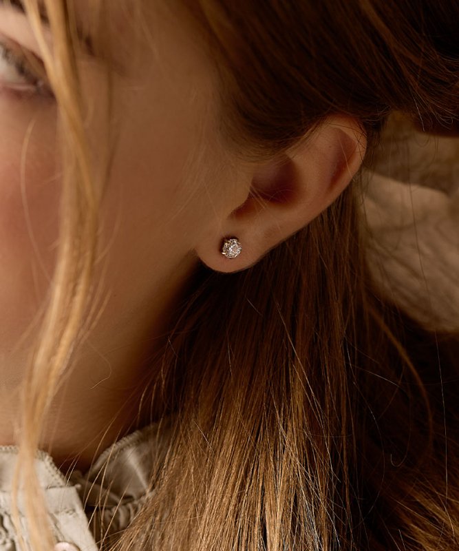 Oorbellen Blomdahl titanium goudkleurig knopje 6 mm. zirconiasteentje - Staartjes en Strikjes