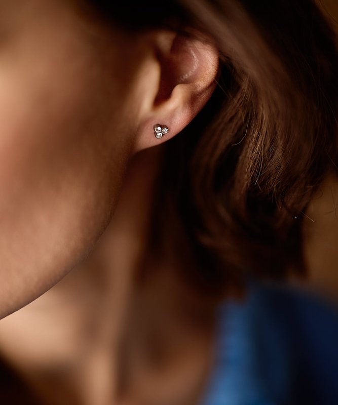 Oorbellen Blomdahl titanium klavertje - 6 mm. - Staartjes en Strikjes