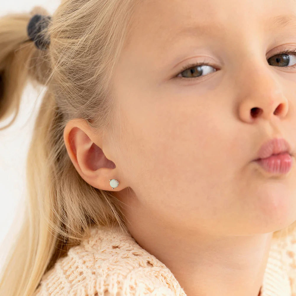 Zilveren kinderoorbellen knopje opaal look | schroefsluiting