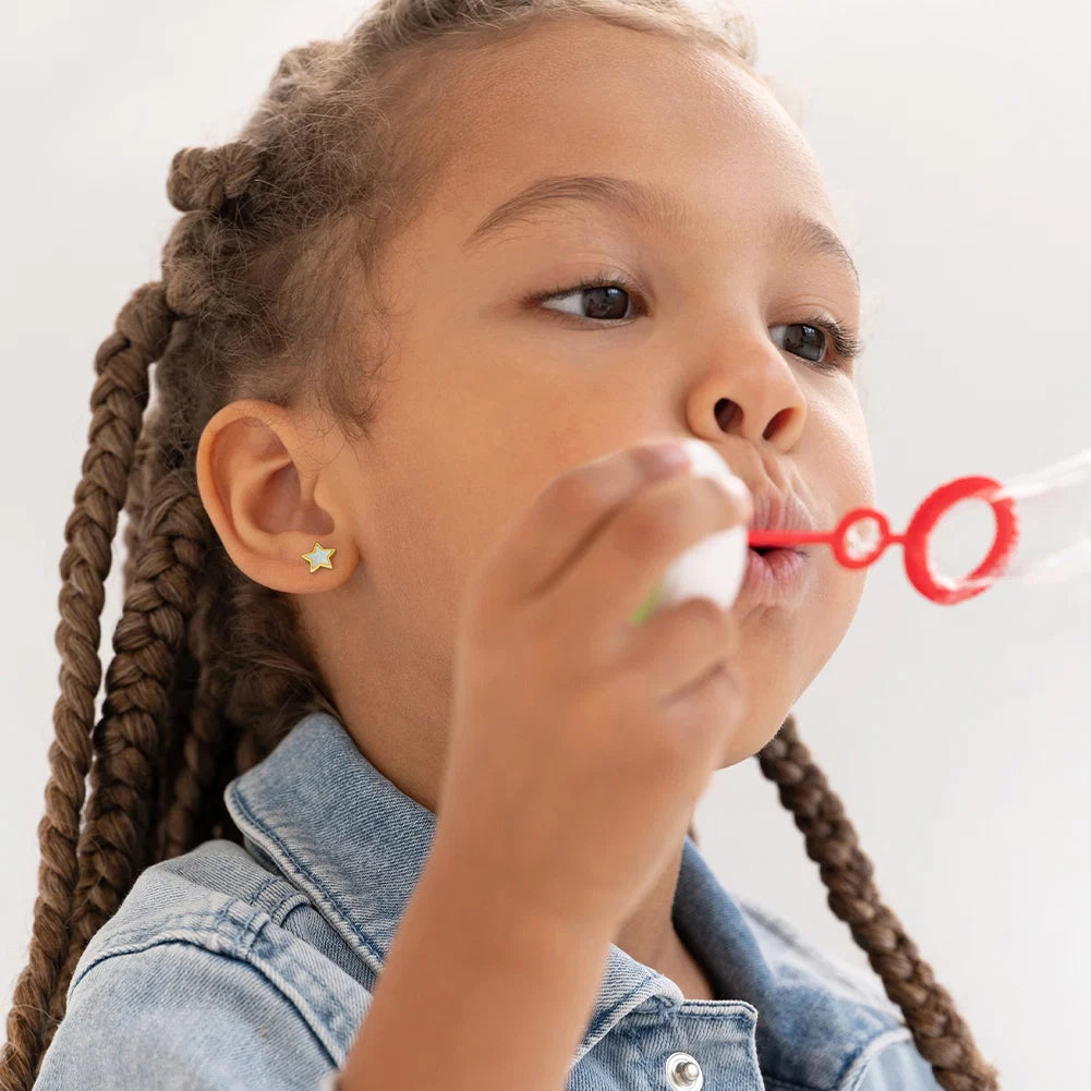Vergoldete Kinderohrringe aus Sterlingsilber mit Sternchen in Opal-Optik | Schraubverschluss