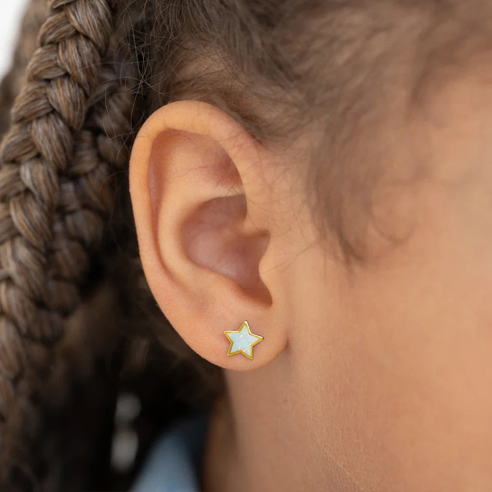 Vergoldete Kinderohrringe aus Sterlingsilber mit Sternchen in Opal-Optik | Schraubverschluss