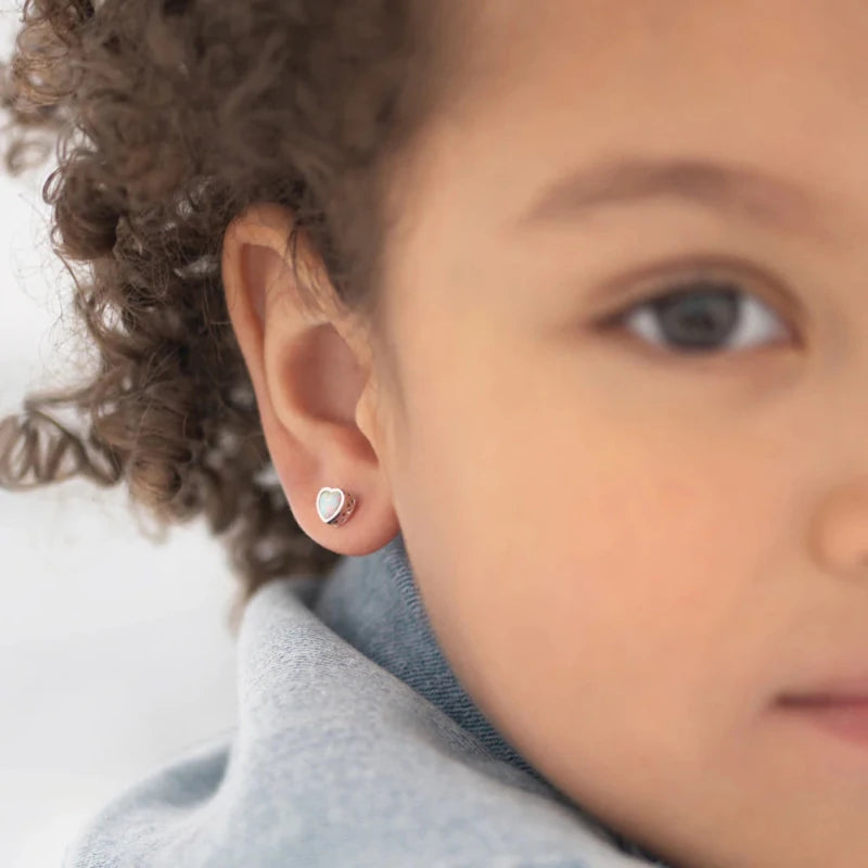 Zilveren kinderoorbellen hartjes opaal look | schroefsluiting - Staartjes en Strikjes
