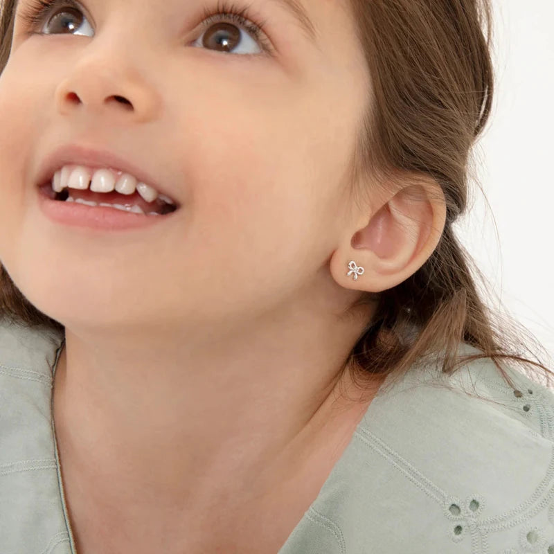 Zilveren kinderoorbellen klein strikje met zirconia | schroefsluiting - Staartjes en Strikjes