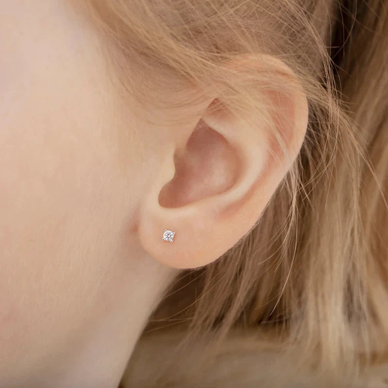 Zilveren kinderoorbellen knopje 2 mm. met zirconia | schroefsluiting - Staartjes en Strikjes