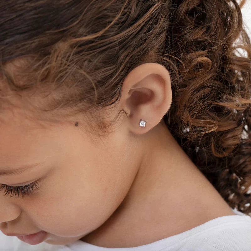 Zilveren kinderoorbellen knopje 4 mm. zirconia | schroefsluiting - Staartjes en Strikjes