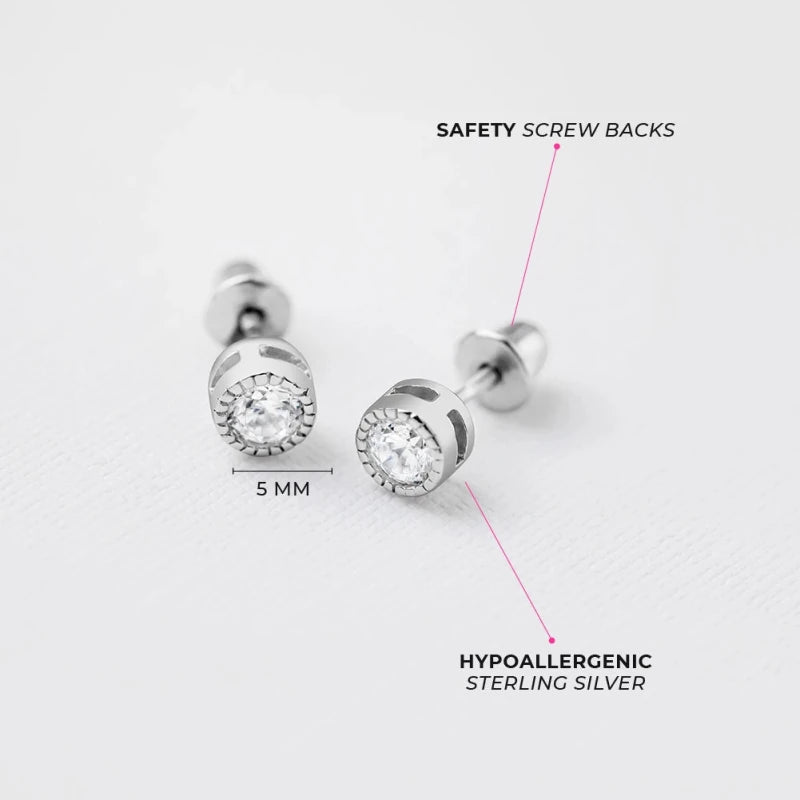 Zilveren kinderoorbellen knopje 5 mm. zilver met zirconia | schroefsluiting - Staartjes en Strikjes