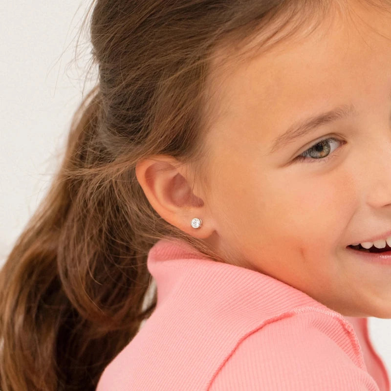 Zilveren kinderoorbellen knopje 5 mm. zilver met zirconia | schroefsluiting - Staartjes en Strikjes