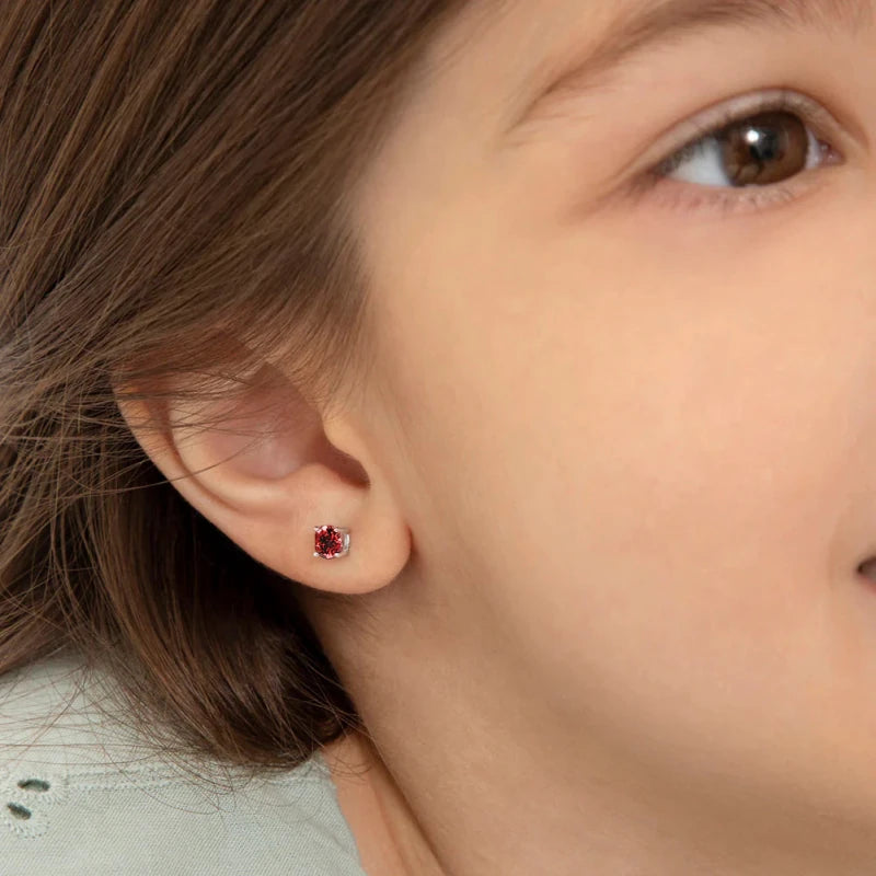 Zilveren kinderoorbellen knopje zirconia 4 mm rood | schroefsluiting - Staartjes en Strikjes