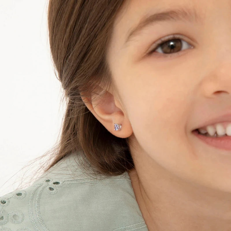 Zilveren kinderoorbellen knopje zirconia 4 mm zachtpaars | schroefsluiting - Staartjes en Strikjes