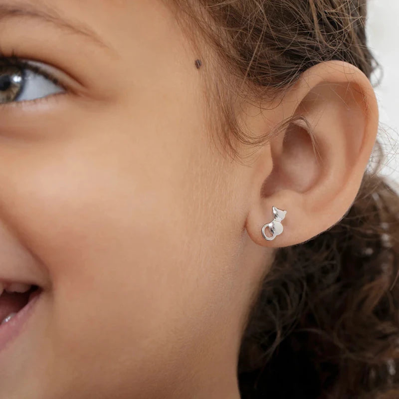 Zilveren kinderoorbellen poesjes | schroefsluiting - Staartjes en Strikjes