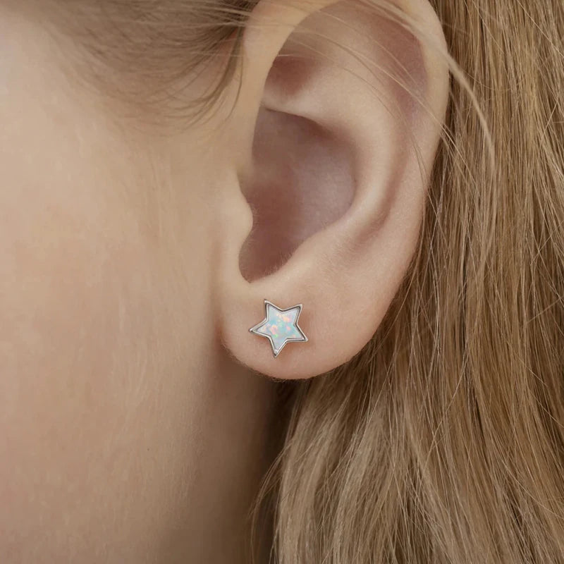 Zilveren kinderoorbellen sterretje opaal look | schroefsluiting - Staartjes en Strikjes