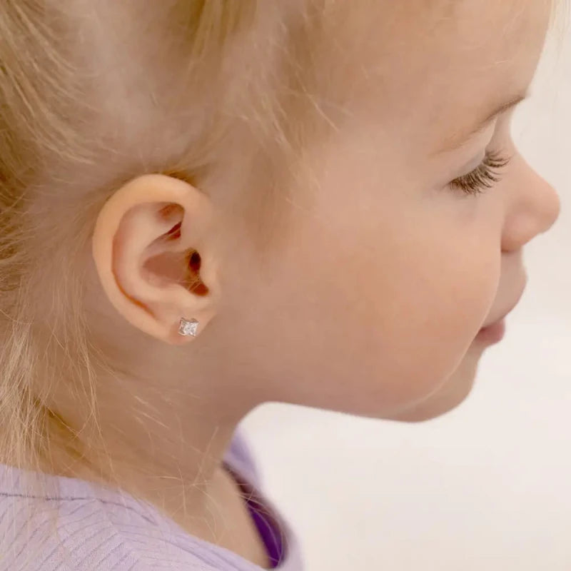 Zilveren kinderoorbellen vierkant knopje 3mm. zirconia | schroefsluiting - Staartjes en Strikjes