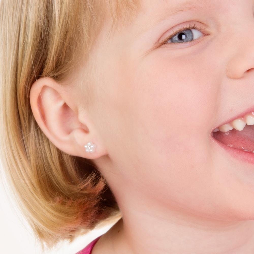 Oorbellen Blomdahl huidvriendelijk bloemetje Swarovski crystal en witte pareltjes - Staartjes en Strikjes