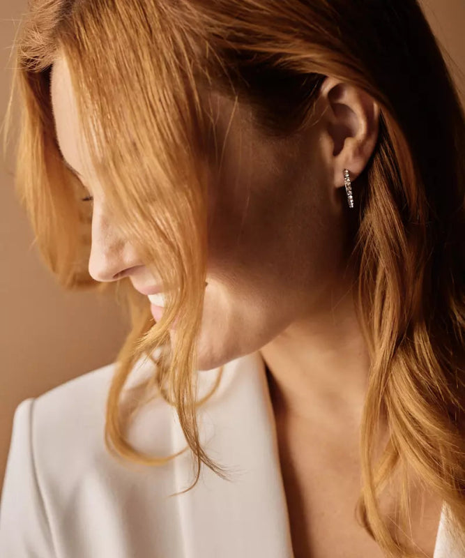 Oorbellen Blomdahl titanium boogje met crystal steentjes 20 mm. (incl. achterkantjes) - Staartjes en Strikjes