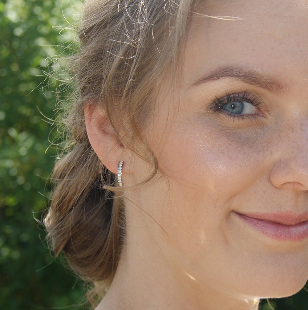 Oorbellen Blomdahl titanium boogje met crystal steentjes (incl. achterkantjes) - Staartjes en Strikjes