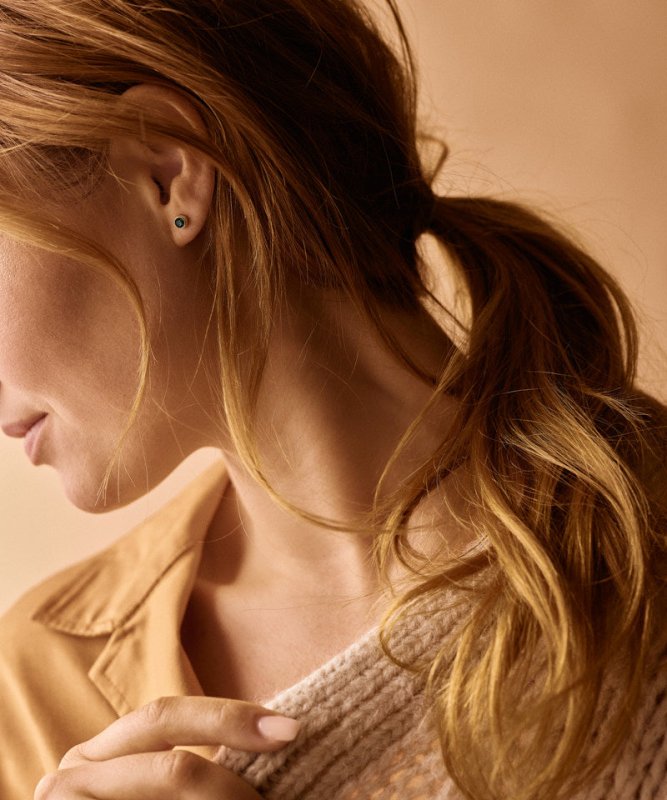 Oorbellen Blomdahl titanium knopje 5 mm. goudkleurig emerald green (incl. achterkantjes) - Staartjes en Strikjes