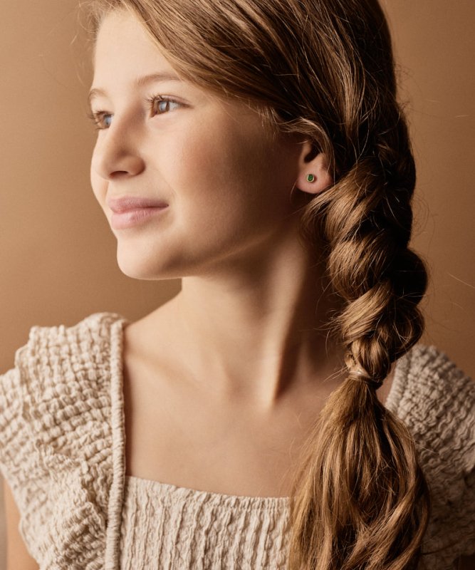 Oorbellen Blomdahl titanium knopje 5 mm. goudkleurig emerald green (incl. achterkantjes) - Staartjes en Strikjes