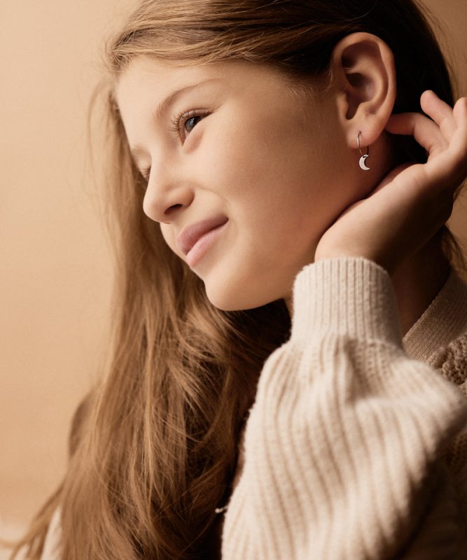 Oorbellen Blomdahl titanium oorringen 14 mm. met maan - Staartjes en Strikjes