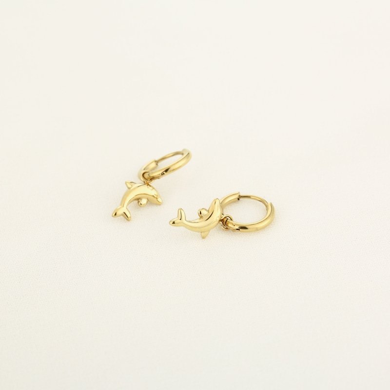 Oorbellen chirurgisch staal oorringetjes met dolfijntje goldplated - Staartjes en Strikjes