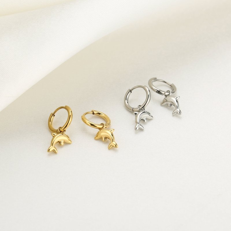Oorbellen chirurgisch staal oorringetjes met dolfijntje goldplated - Staartjes en Strikjes