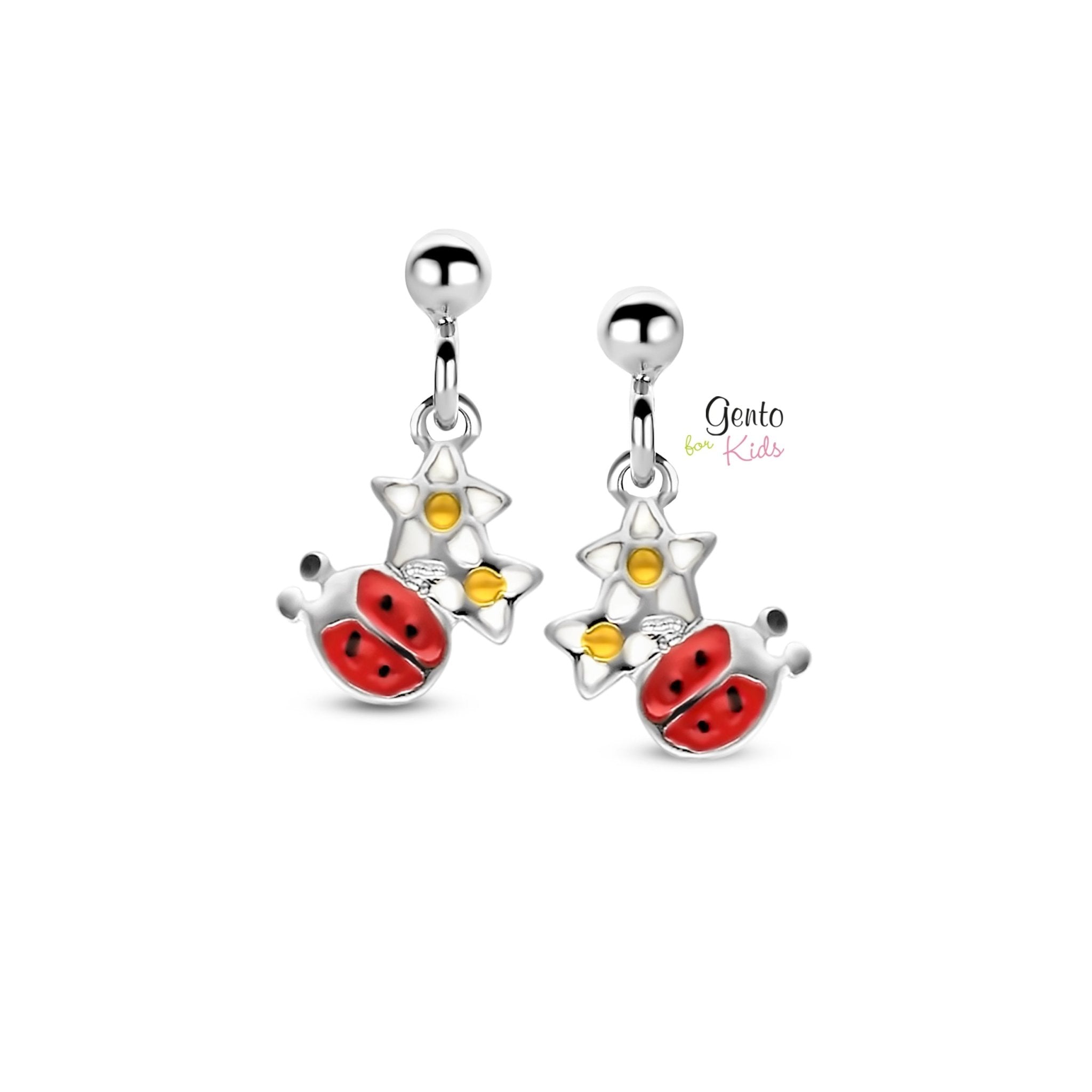 Zilveren kinder oorbellen hanger bloem met lieveheersbeestje Gento for kids - Staartjes en Strikjes