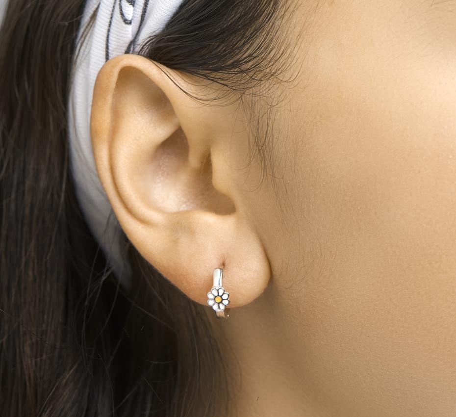 Zilveren kinder oorbellen klap creolen | margrietjes wit/geel - Staartjes en Strikjes