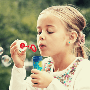 De huidvriendelijke sieraden van Blomdahl - Staartjes en Strikjes