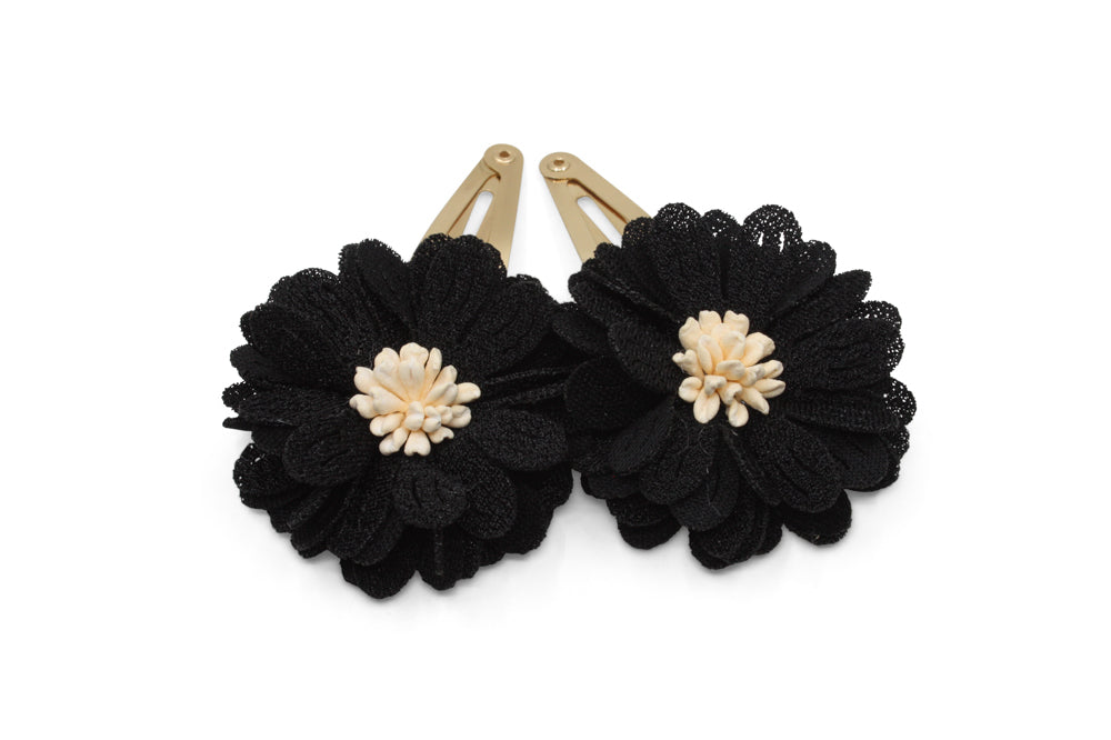 Set goldfarbener Haarspangen mit schwarzen Blümchen