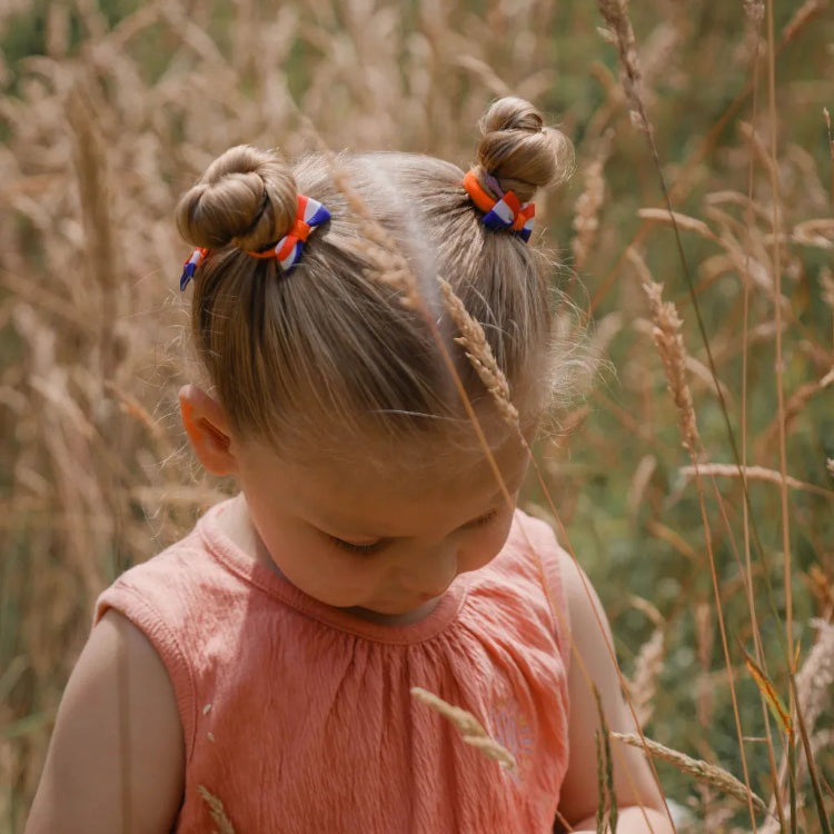 Kleutermeisje met kleine elastiekjes in het haar.