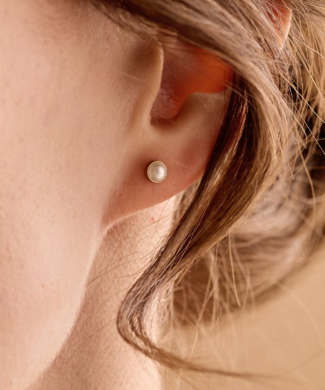 Blomdahl titanium knopjes goudkleurig met parel – 5 mm - Staartjes en Strikjes