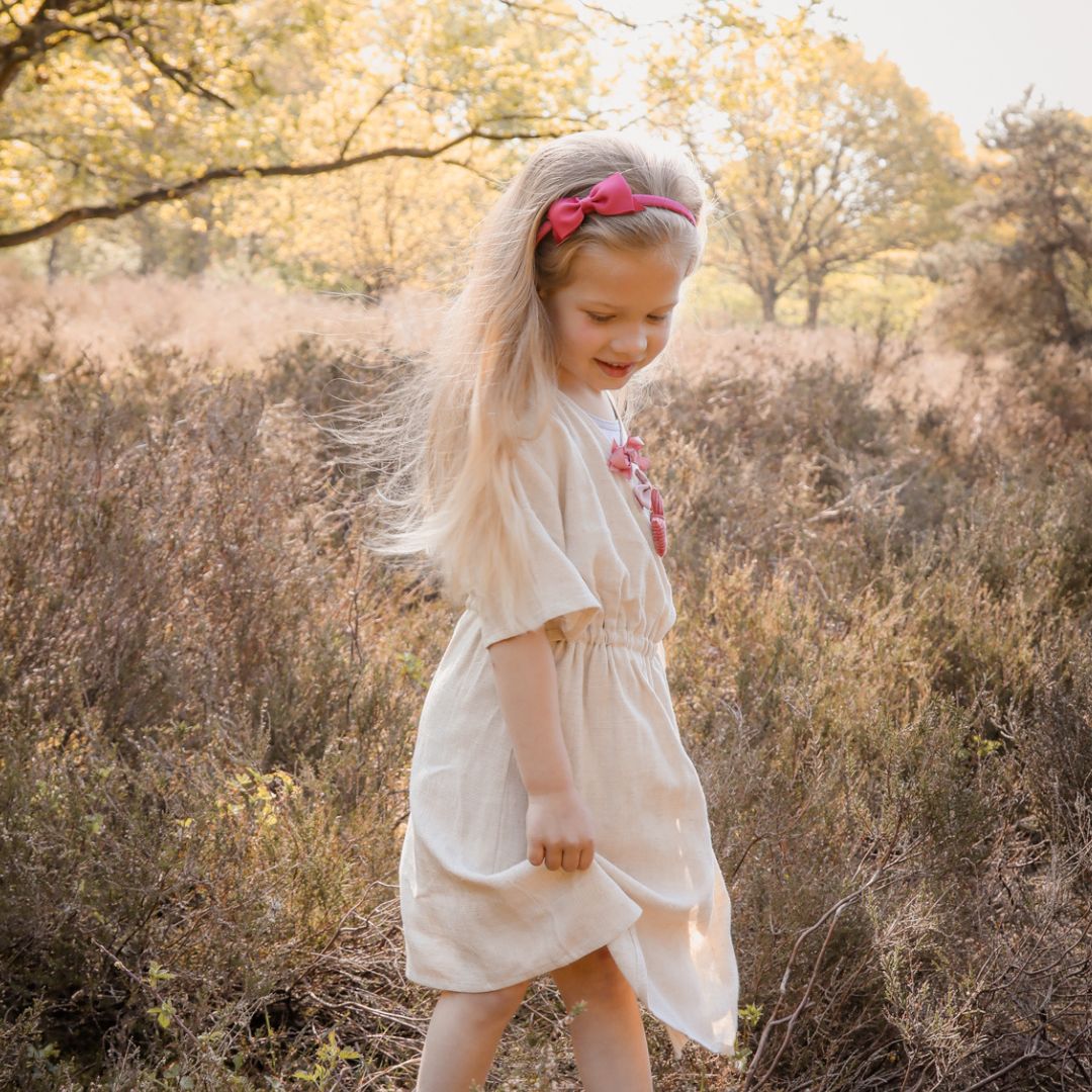 Meisje met roze diadeem in het haar 