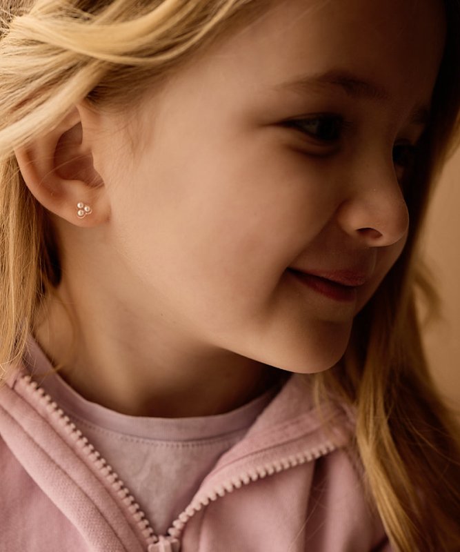 Oorbellen Blomdahl medical plastic klavertje met pareltjes – wit - Staartjes en Strikjes