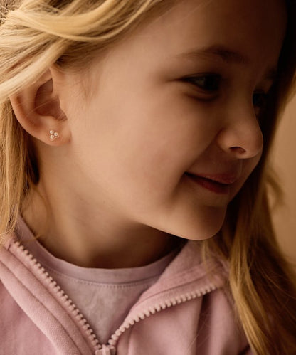 Oorbellen Blomdahl medical plastic klavertje met pareltjes – wit - Staartjes en Strikjes