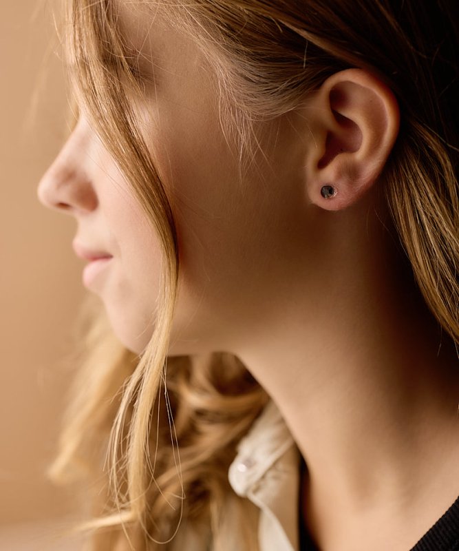 Oorbellen Blomdahl medical plastic knopje zwart 6 mm. - Staartjes en Strikjes