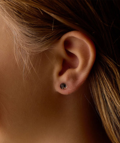 Oorbellen Blomdahl medical plastic knopje zwart 6 mm. - Staartjes en Strikjes