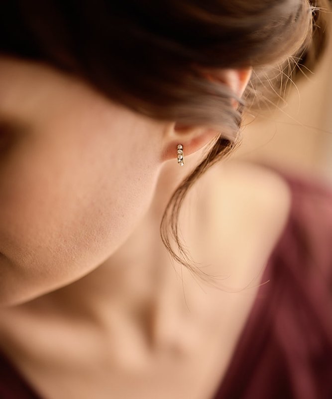 Oorbellen Blomdahl titanium boogje goudkleurig met pareltjes en kristallen – 10 mm - Staartjes en Strikjes