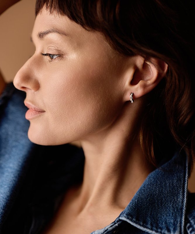 Oorbellen Blomdahl titanium boogje met pareltjes en kristallen – 10 mm - Staartjes en Strikjes