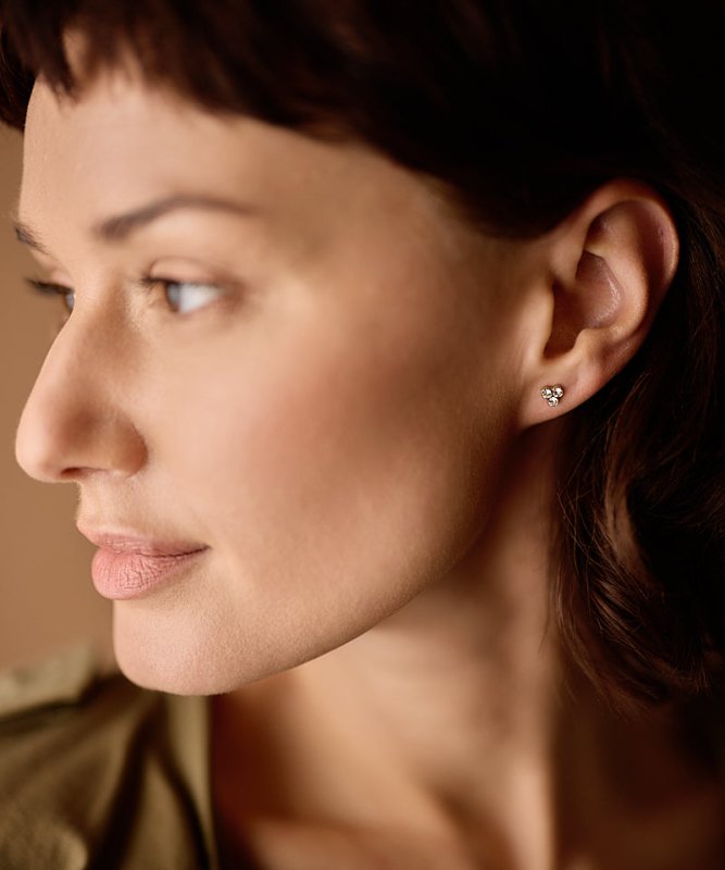 Oorbellen Blomdahl titanium goudkleurig klavertje - 6 mm. - Staartjes en Strikjes