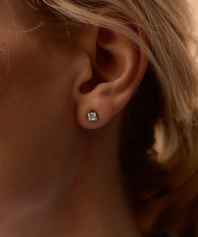 Oorbellen Blomdahl titanium goudkleurig knopje 5 mm. aqua zirconiasteentje - Staartjes en Strikjes