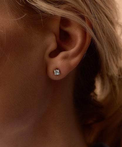 Oorbellen Blomdahl titanium goudkleurig knopje 5 mm. aqua zirconiasteentje - Staartjes en Strikjes