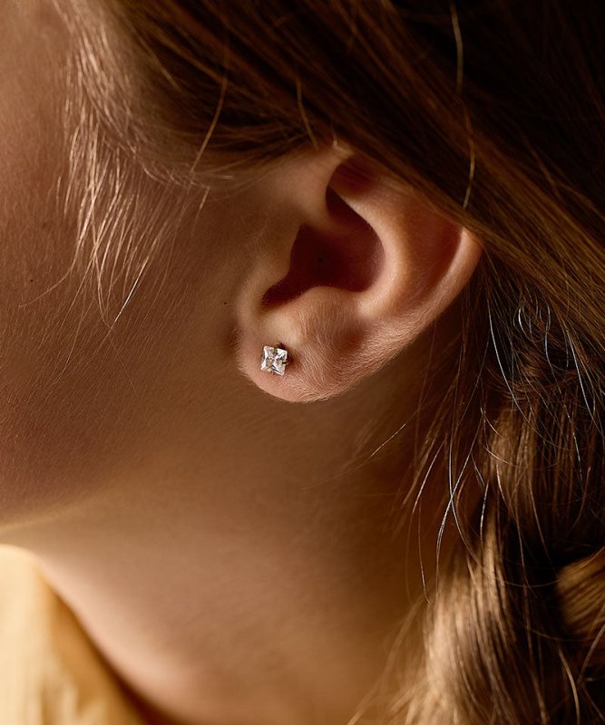 Oorbellen Blomdahl titanium goudkleurig knopje 5 mm. zirconiasteentje - Staartjes en Strikjes