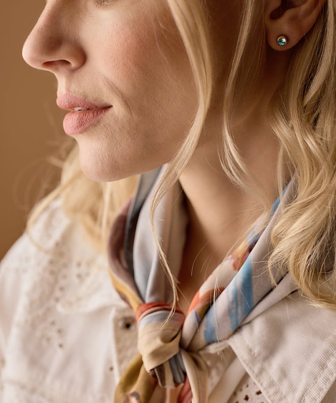 Oorbellen Blomdahl titanium knopje 6 mm. crystal turqoise (incl. achterkantjes) - Staartjes en Strikjes