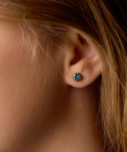 Oorbellen Blomdahl titanium knopje 6 mm. crystal turqoise (incl. achterkantjes) - Staartjes en Strikjes