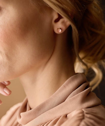 Oorbellen Blomdahl titanium knopje 7 mm. zirconiasteentje koraal (incl. achterkantjes) - Staartjes en Strikjes