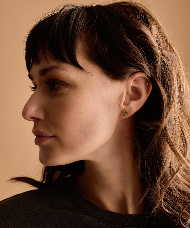 Oorbellen Blomdahl titanium kruisje – 8 mm met kristalletjes - Staartjes en Strikjes